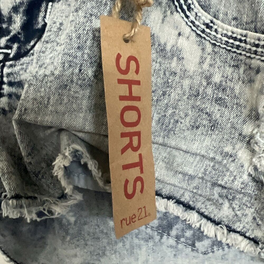 NWT New Rue 21 Shorts 5/6 Distressed Acid Wash Jean Denim 2.5 “ Inseam - Picture 2 of 8